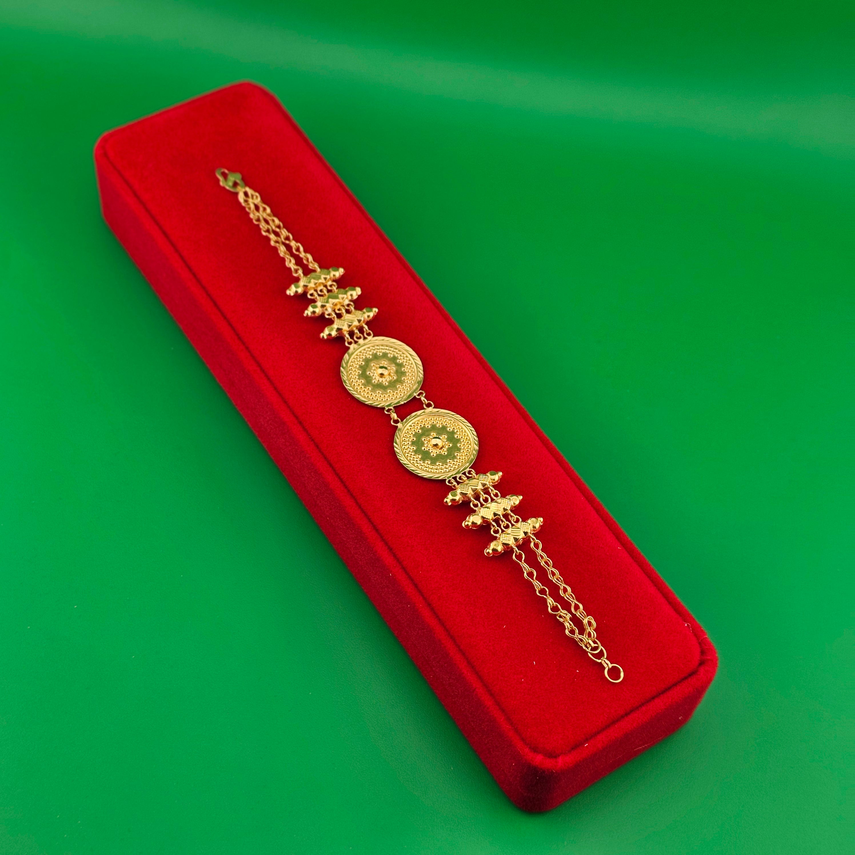 سوار من الذهب عيار 21 قيراطًا بميداليتين مزخرفتين - 8.23 جرام، 7 بوصات