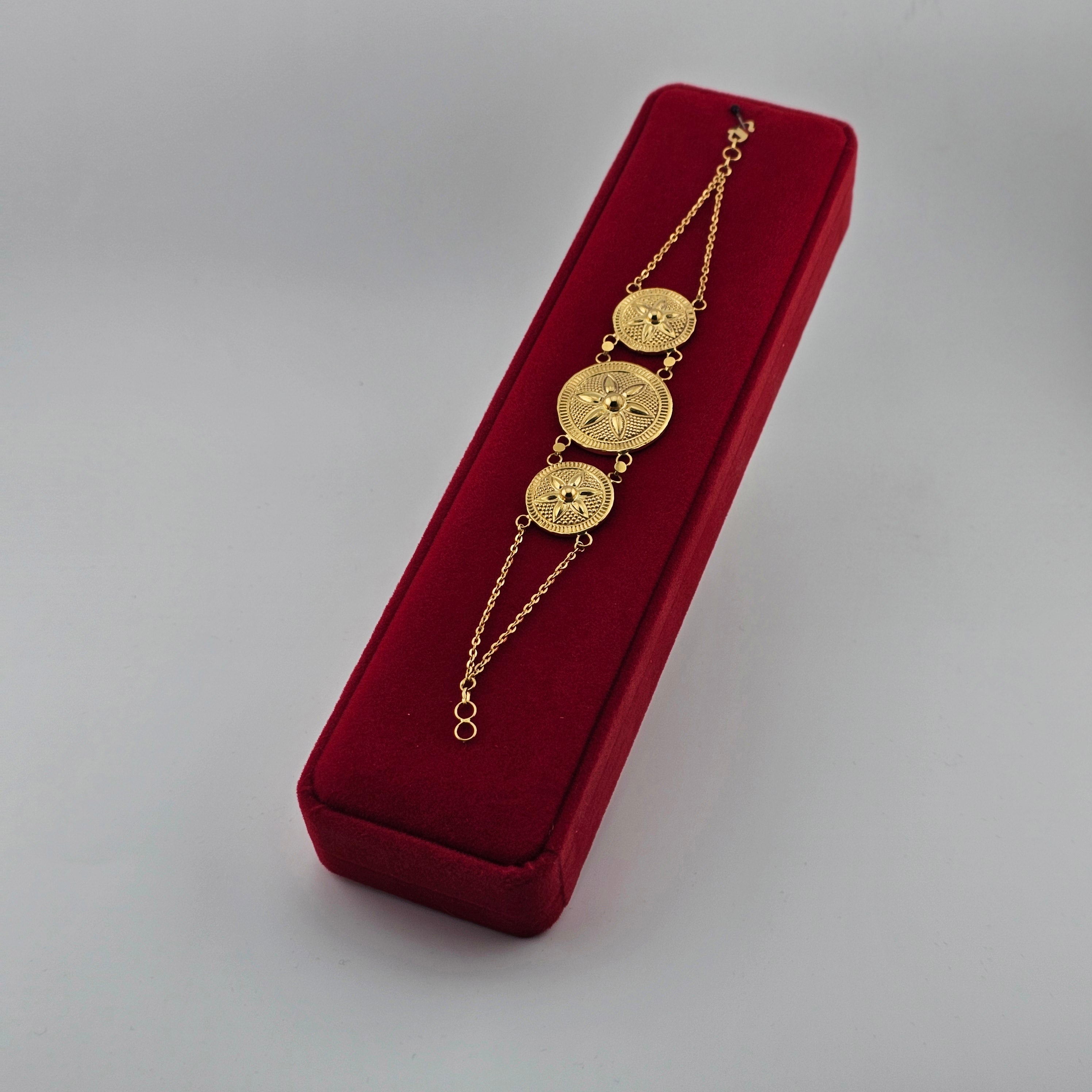 سوار من الذهب عيار 21 قيراطًا بثلاث ميداليات - 6.58 جرام، 7.5 بوصة