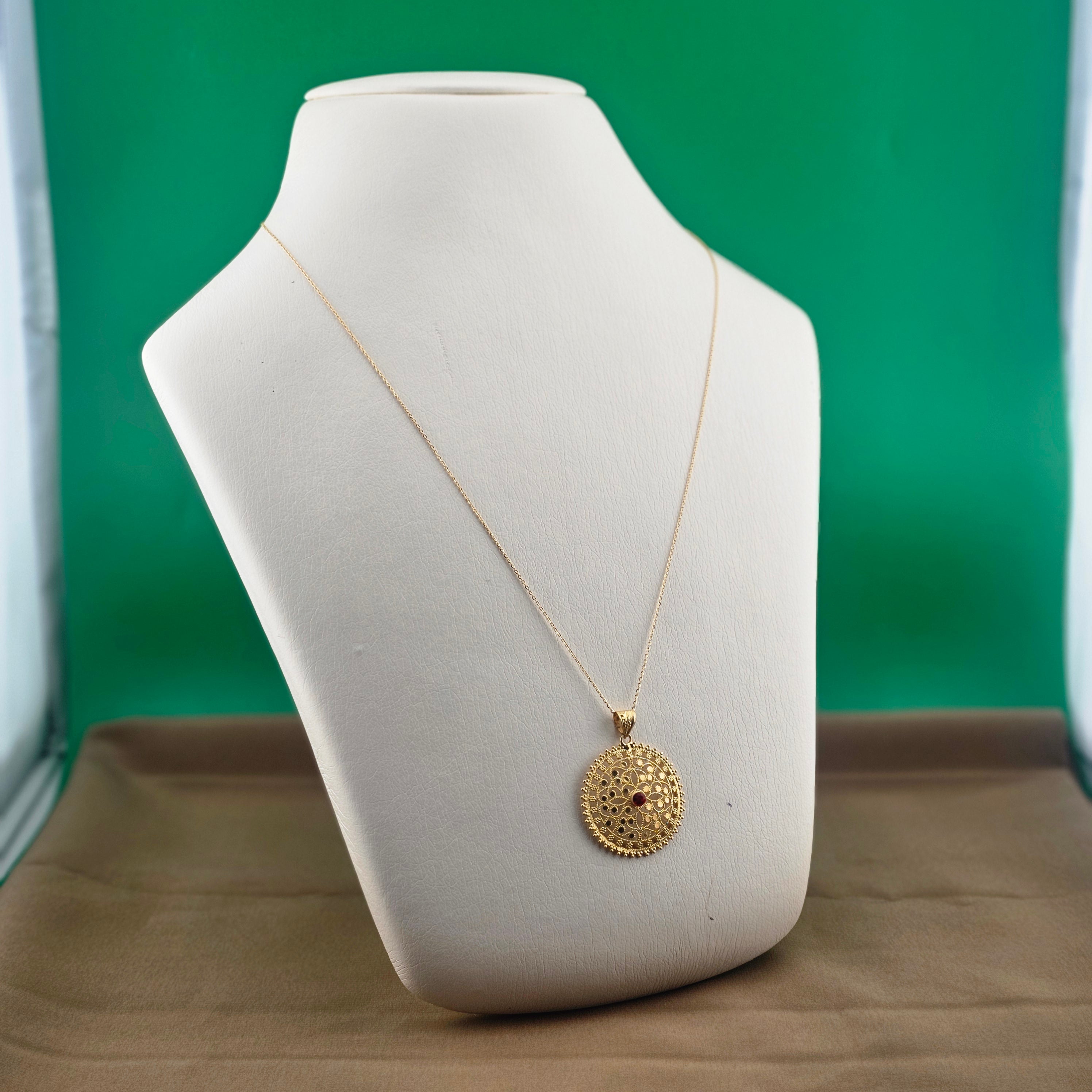 21Karat Gold Filigree Ruby Medallion Pendant – 5.82g