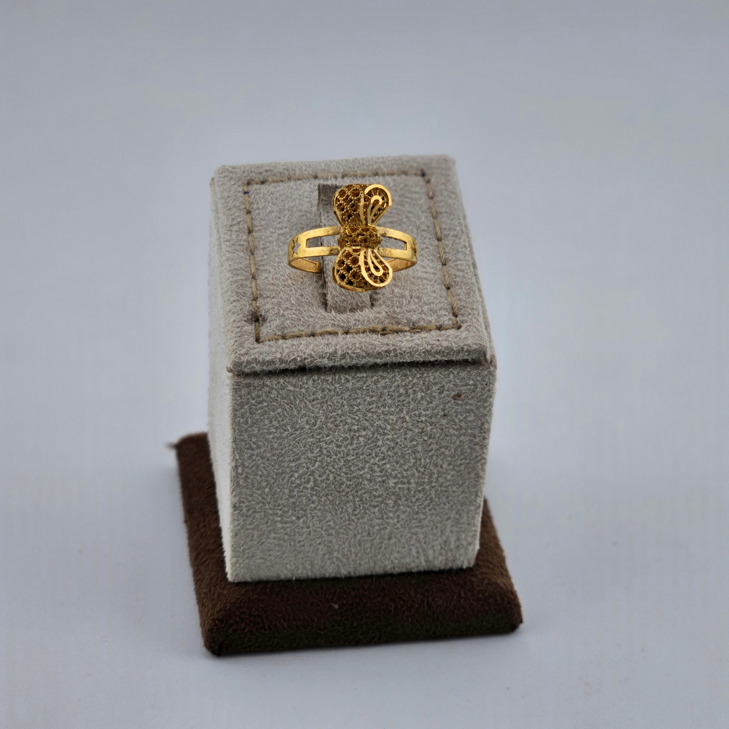 21 Karat Gold Bow Design Ring – 2.14g