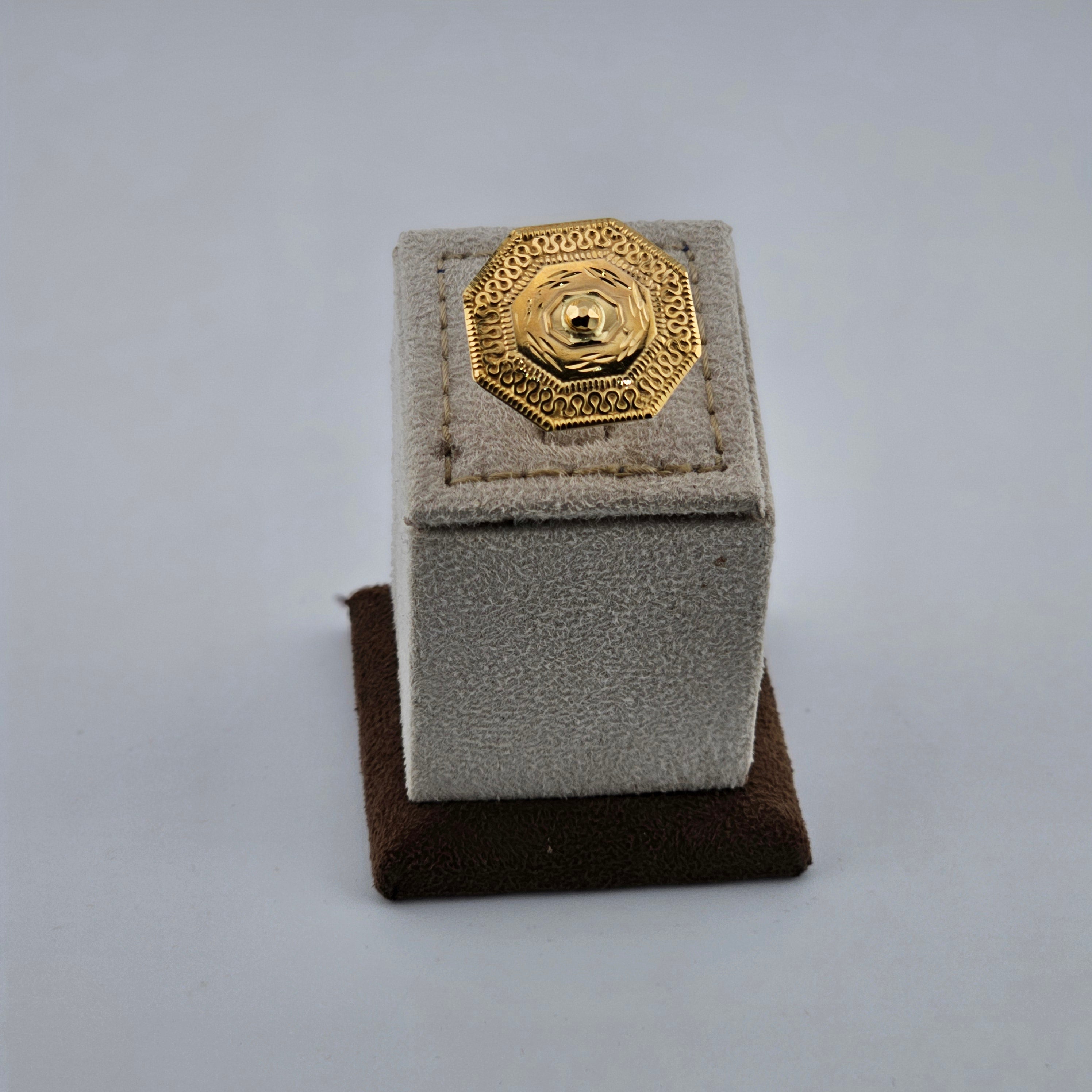 21 Karat Gold Octagonal Design Ring – 2.37g