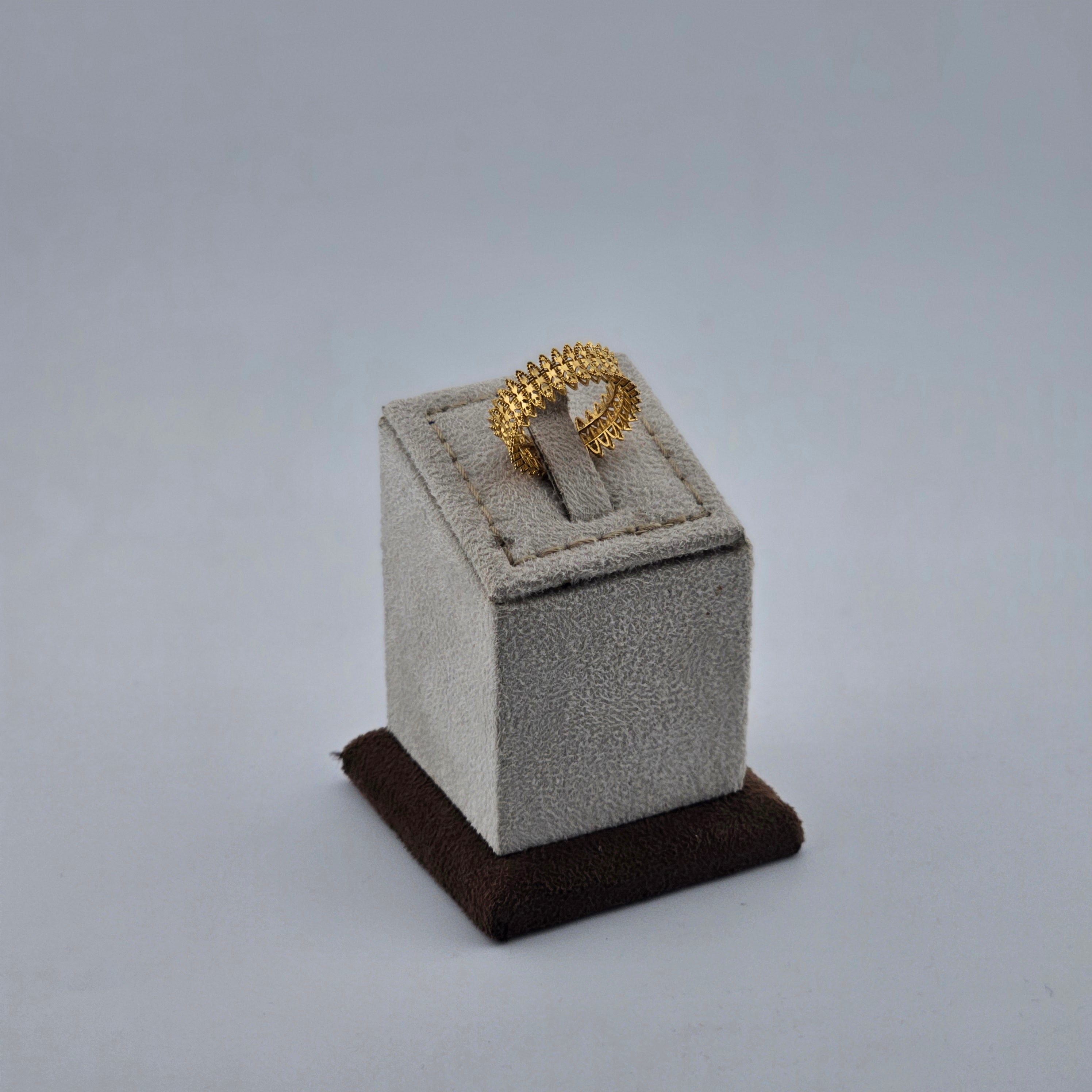 21 Karat Gold Textured Leaf Pattern Gold Ring – 2.52g