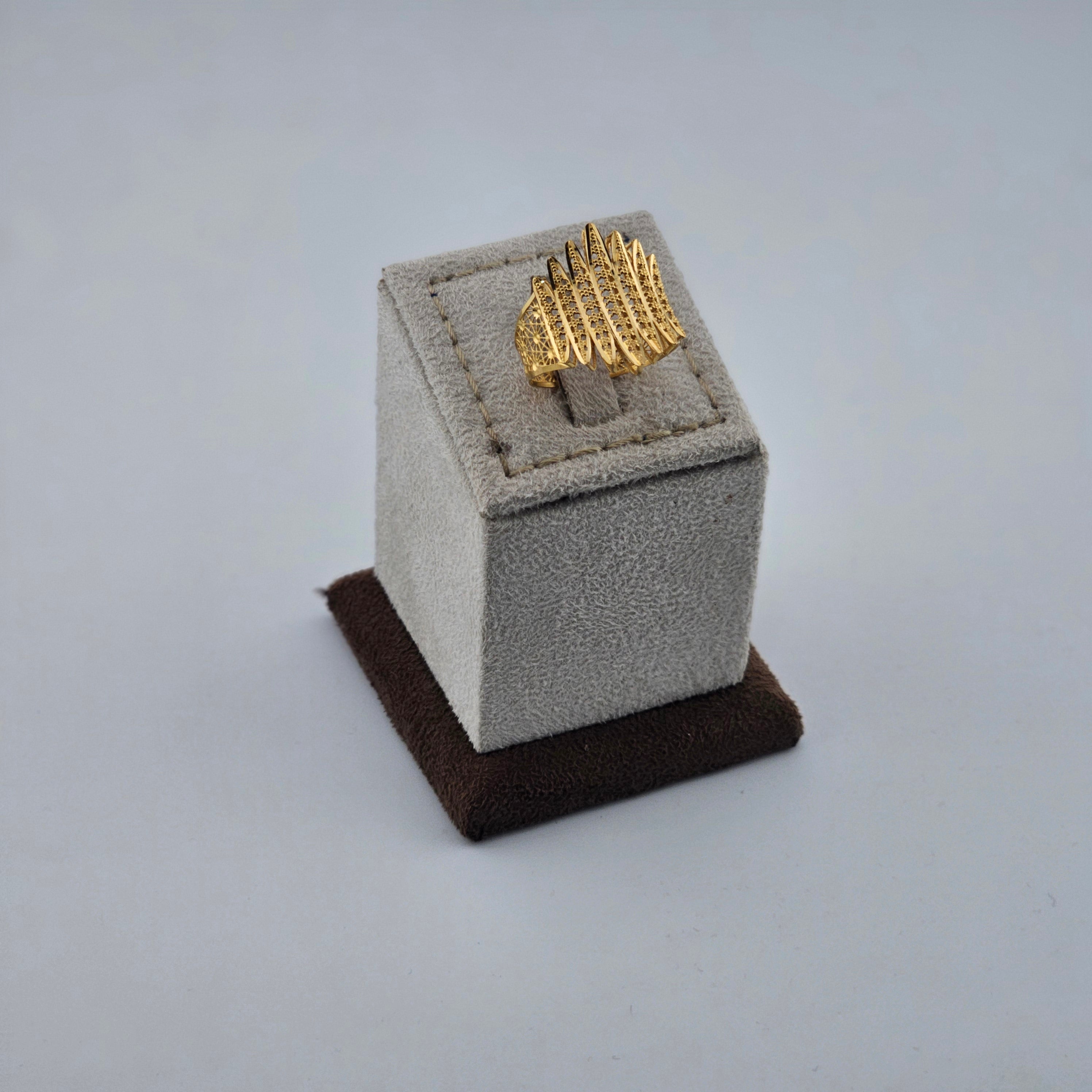 21 Karat Gold Modern Layered Pattern Gold Ring – 3.57g