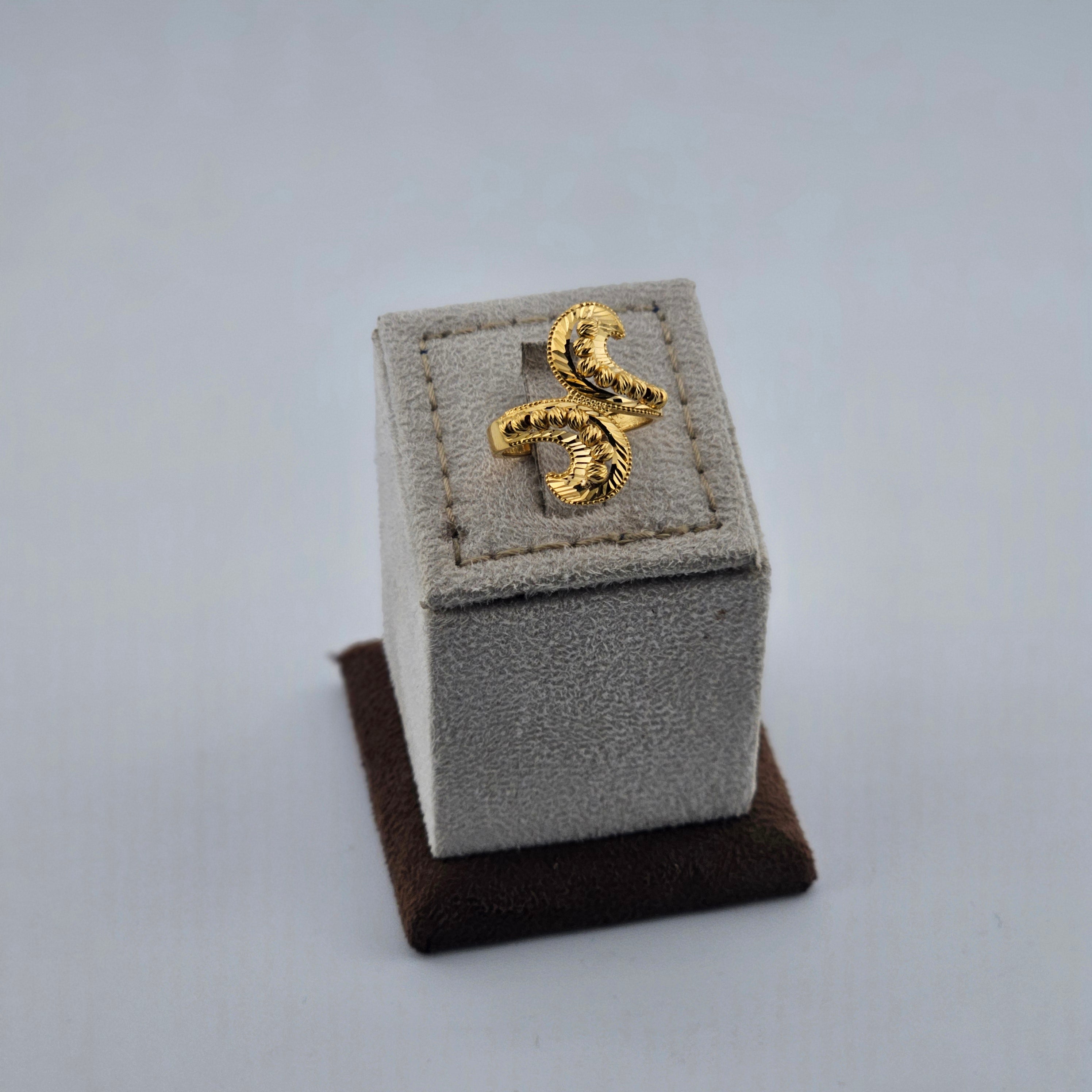 21 Karat Gold Elegant Layered Curve Gold Ring – 3.52g