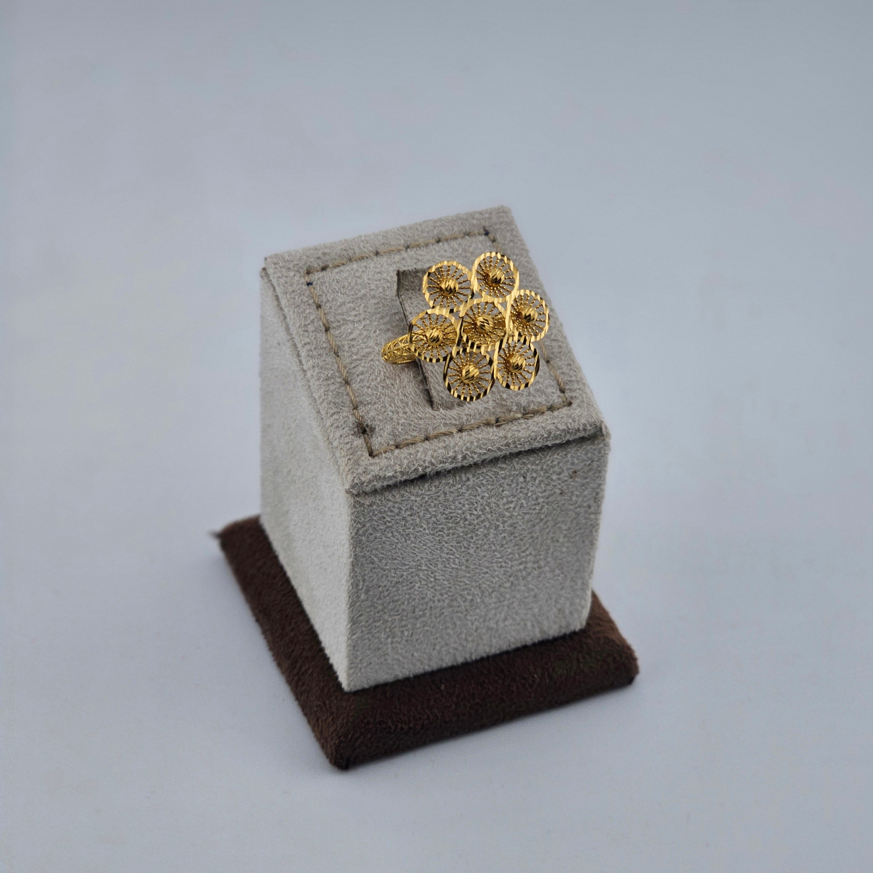 21 Karat Gold Classic Floral Texture Gold Ring – 3.00g