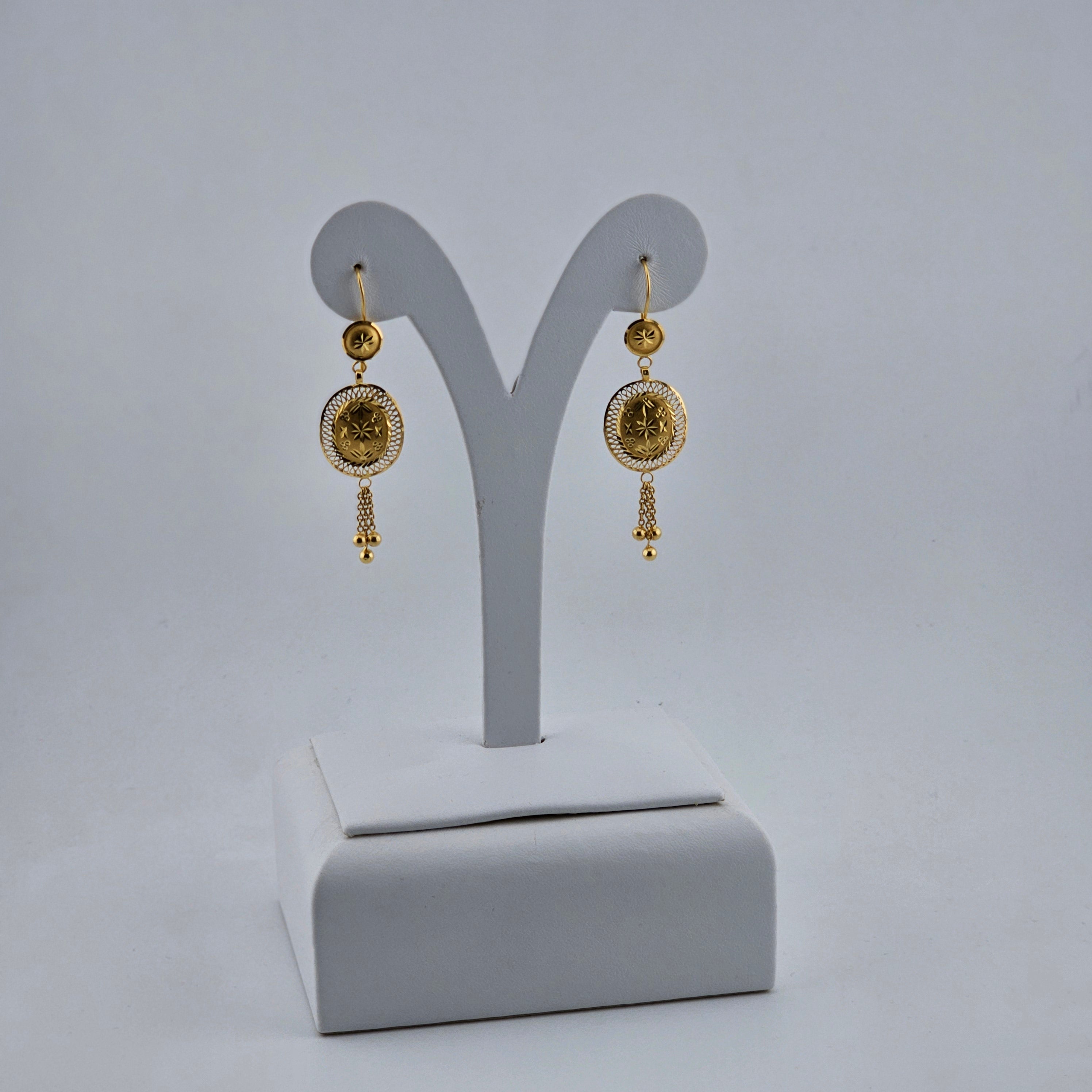 أقراط متدلية بتصميم عملة معدنية مزينة بنقوش زهرية من الذهب عيار 21 قيراطًا - 3.83 غرام