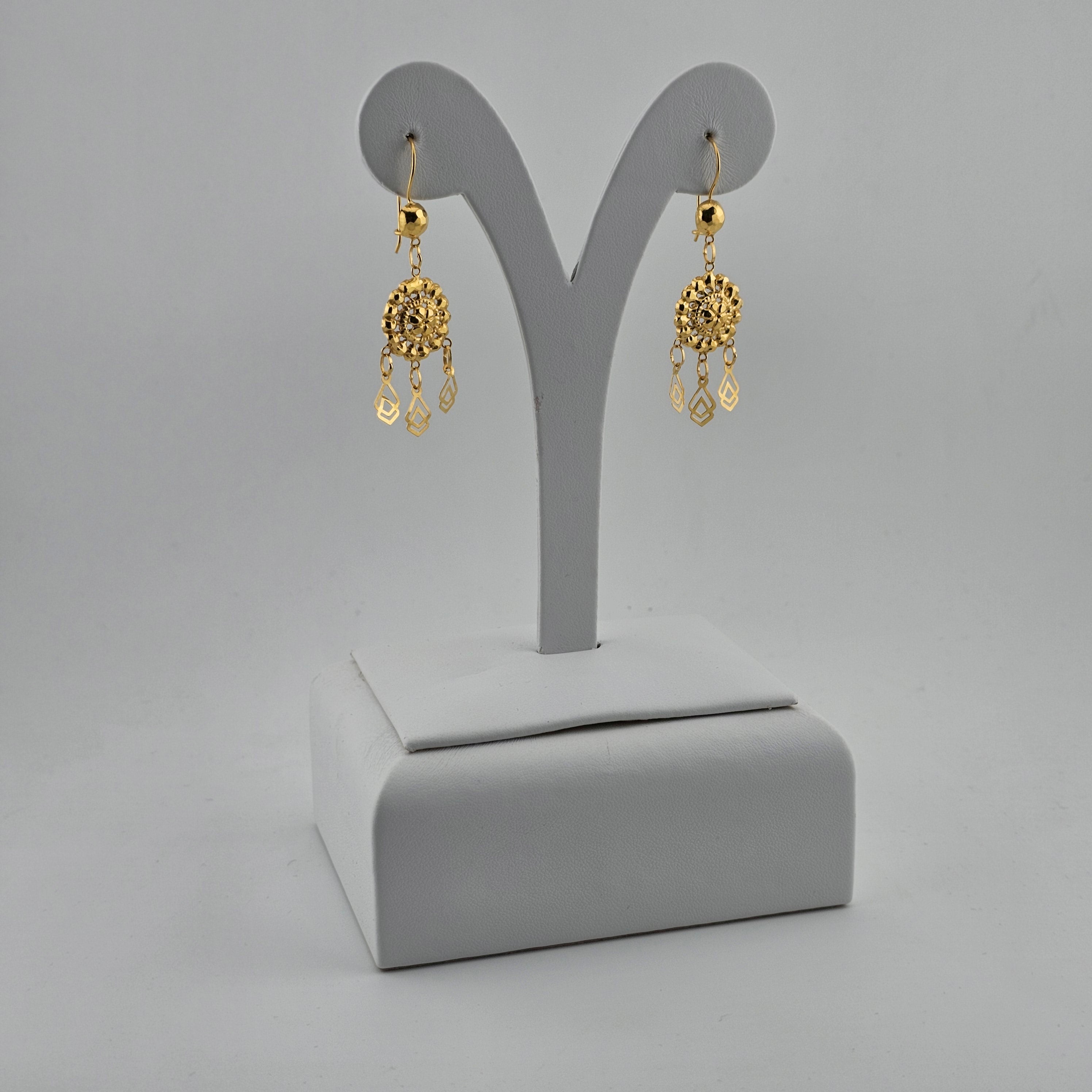 أقراط ذهبية عيار 21 قيراطًا بتصميم زهور متدلية مع أشكال هندسية - 2.67 غرام