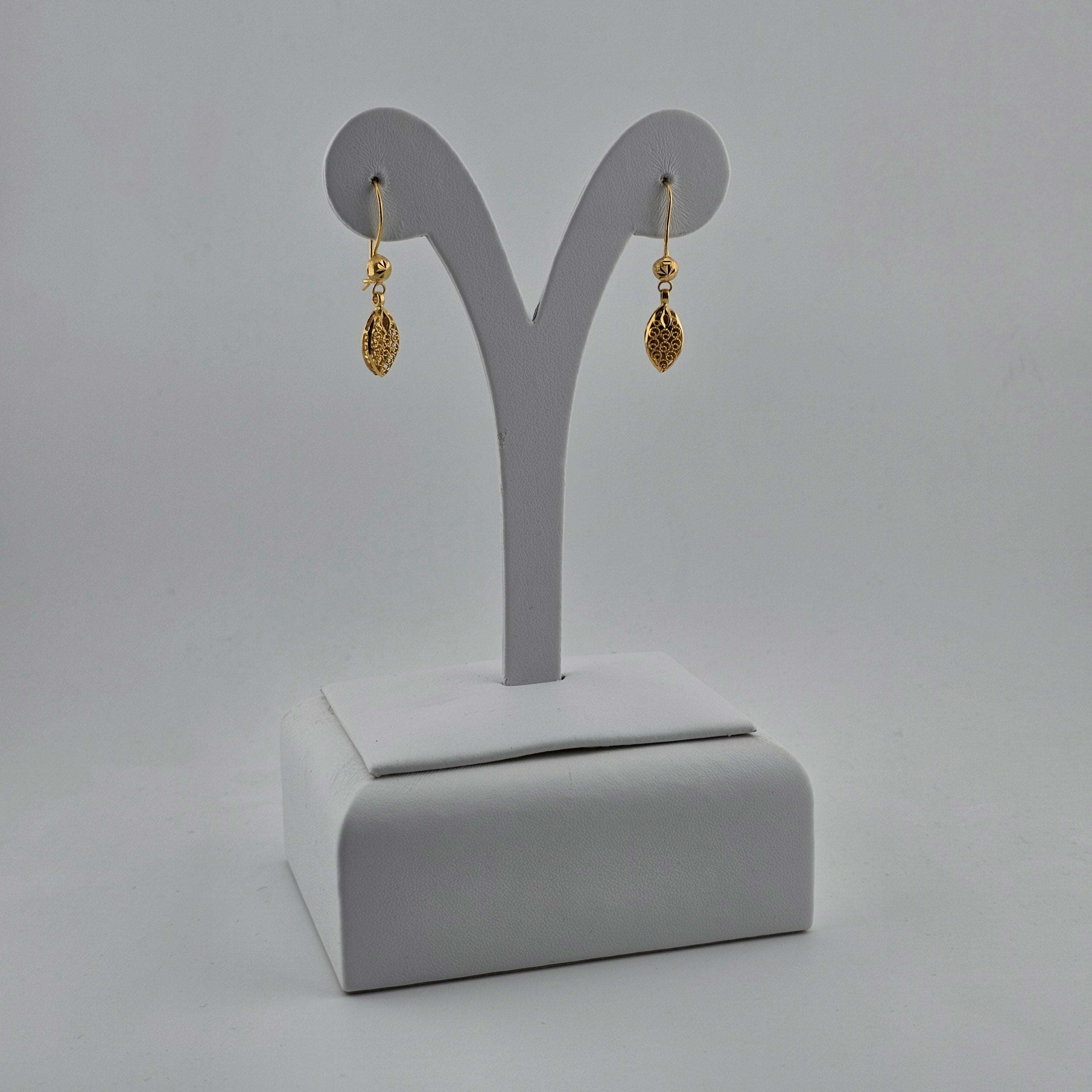 21 Karat Gold Classic Leaf Pattern Earrings – 2.70g