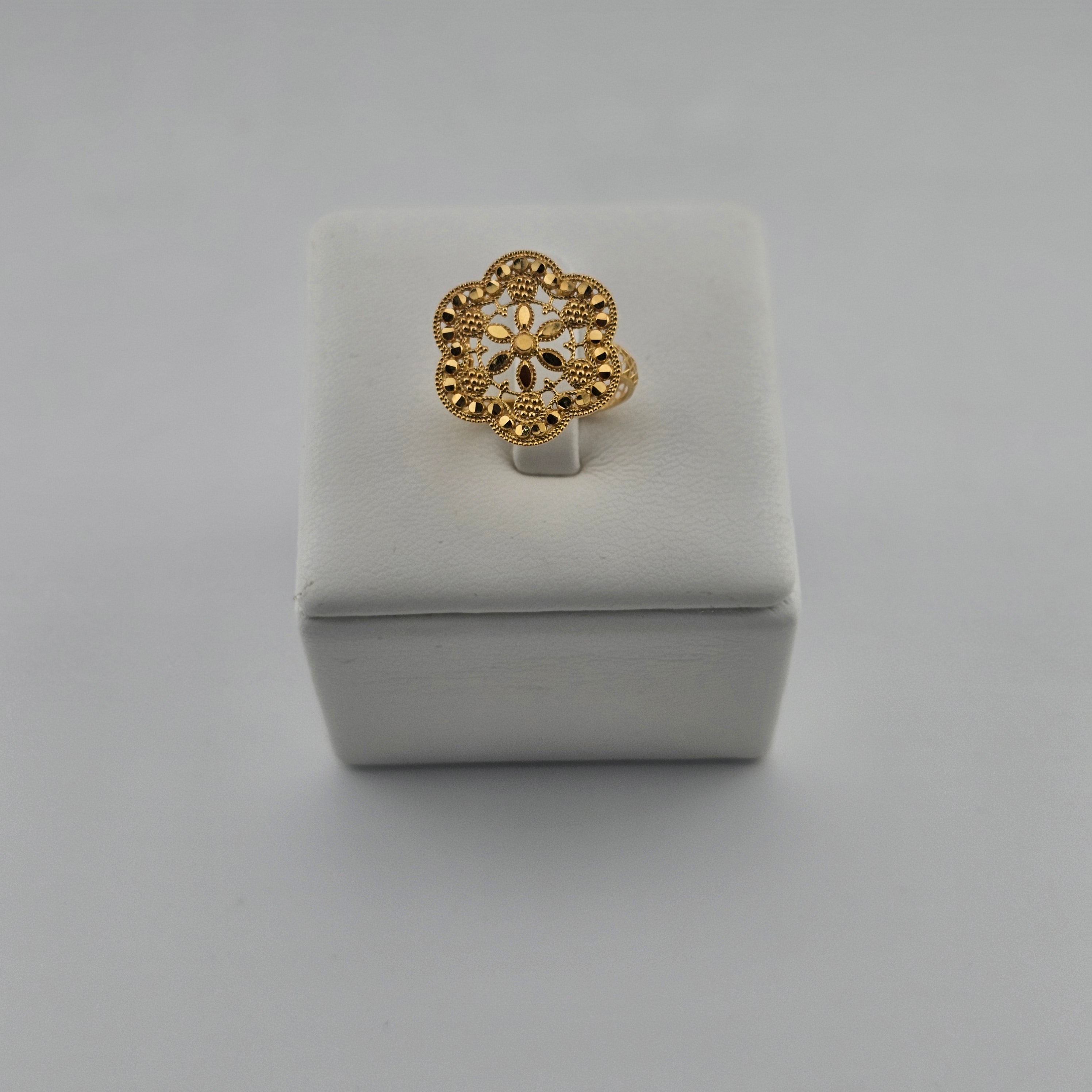 21 Karat Gold Elegant Floral Design Ring – 2.33g