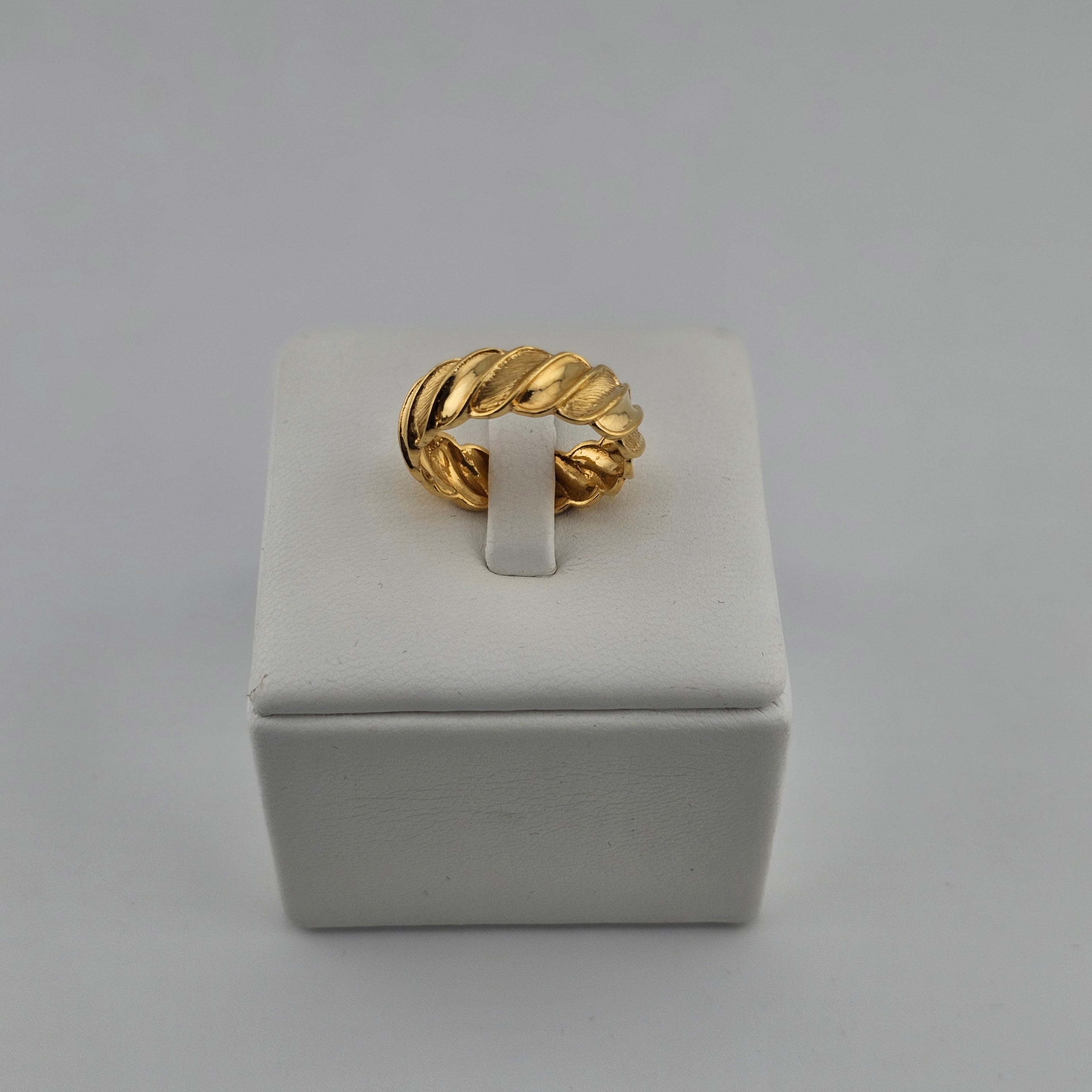 21 Karat Gold Twisted Rope Band Ring – 5.33g