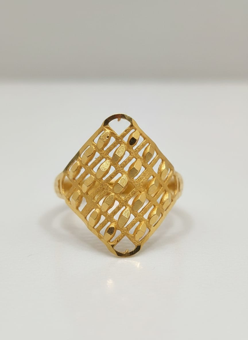 22 Karat Gold Lightweight Pattern Ring – 2.86g