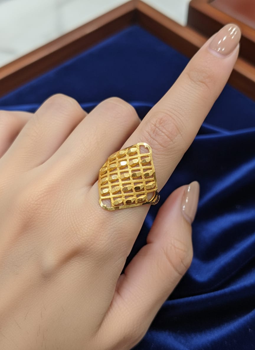 22 Karat Gold Lightweight Pattern Ring – 2.86g