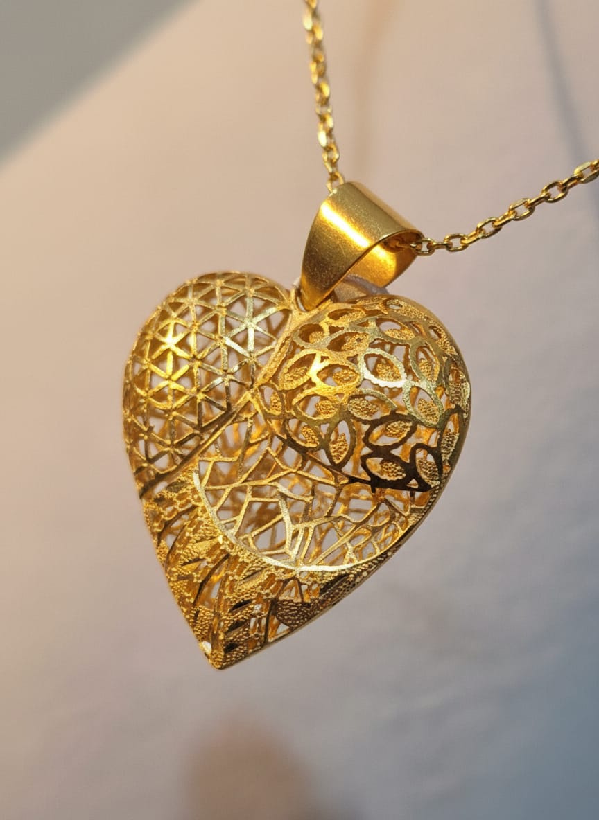 21 Karat Gold Filigree Heart Pendant – 7g