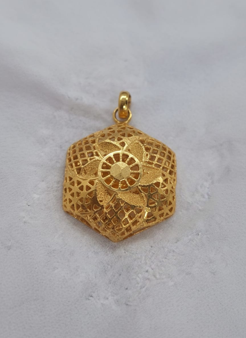 21 Karat Gold Floral Hexagon Pendant – 4.23g