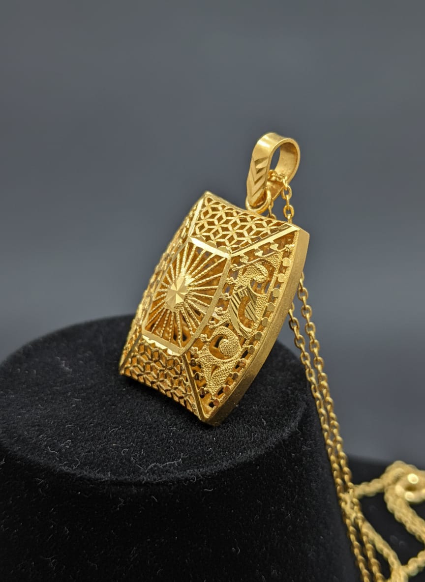 21 Karat Gold Royal Filigree Pendant – 5.79g