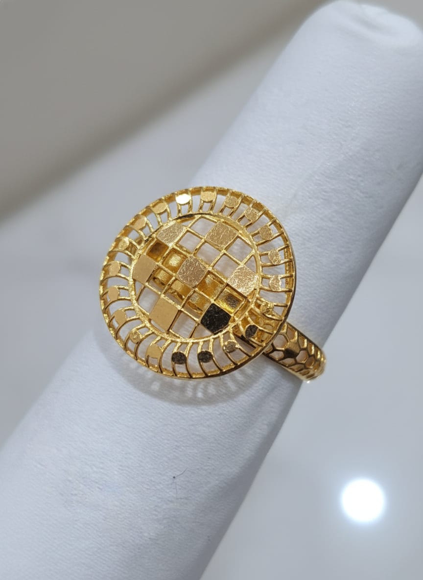 22 Karat Gold Checkered Circle Ring – 1.96g