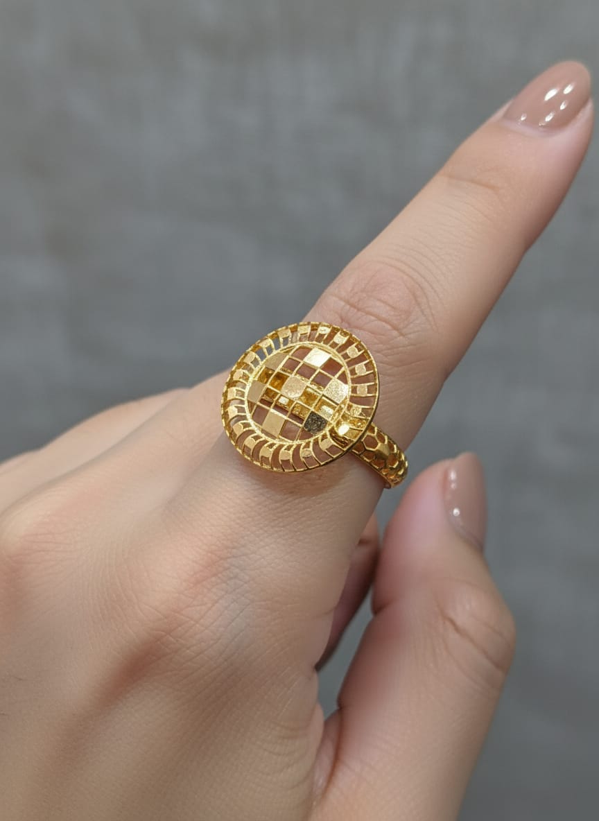 22 Karat Gold Checkered Circle Ring – 1.96g