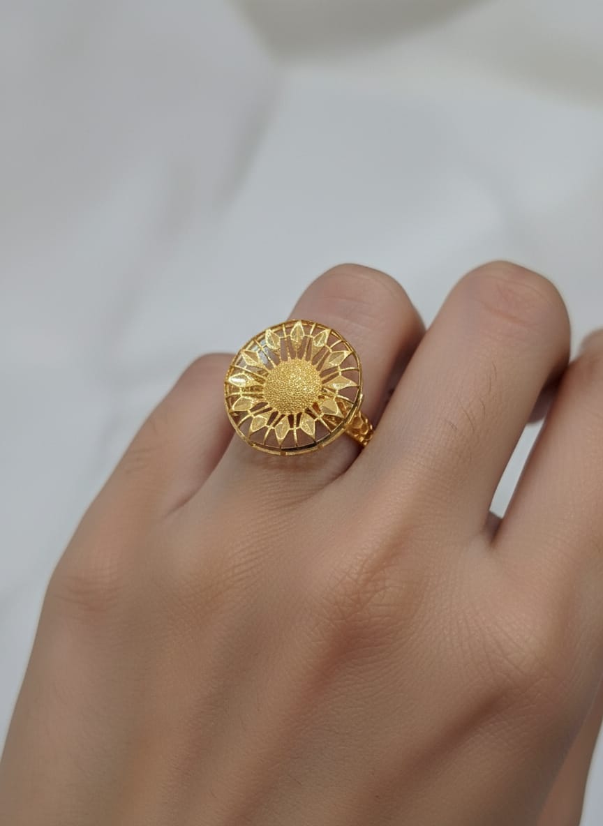 22 Karat Gold Sunburst Design Ring – 2.09g
