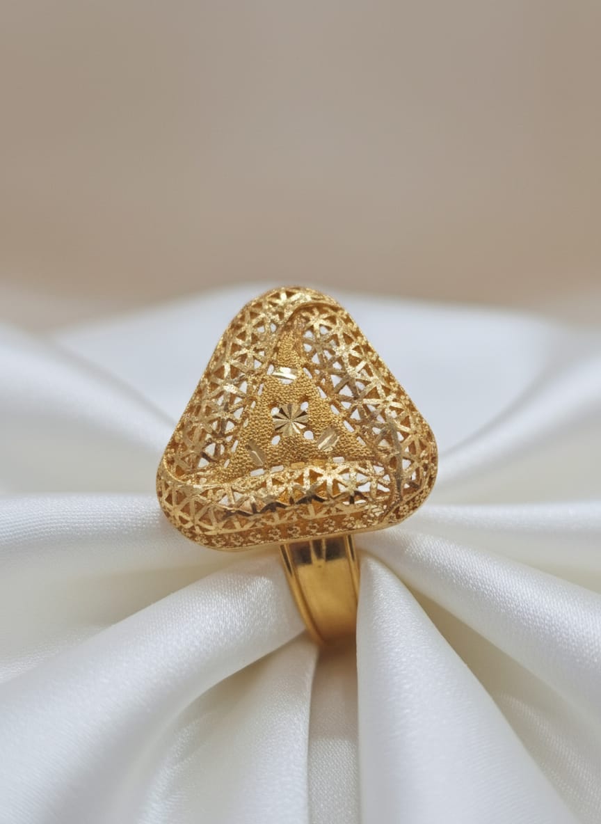 22 Karat Gold Triangular Filigree Statement Ring – 4.37g