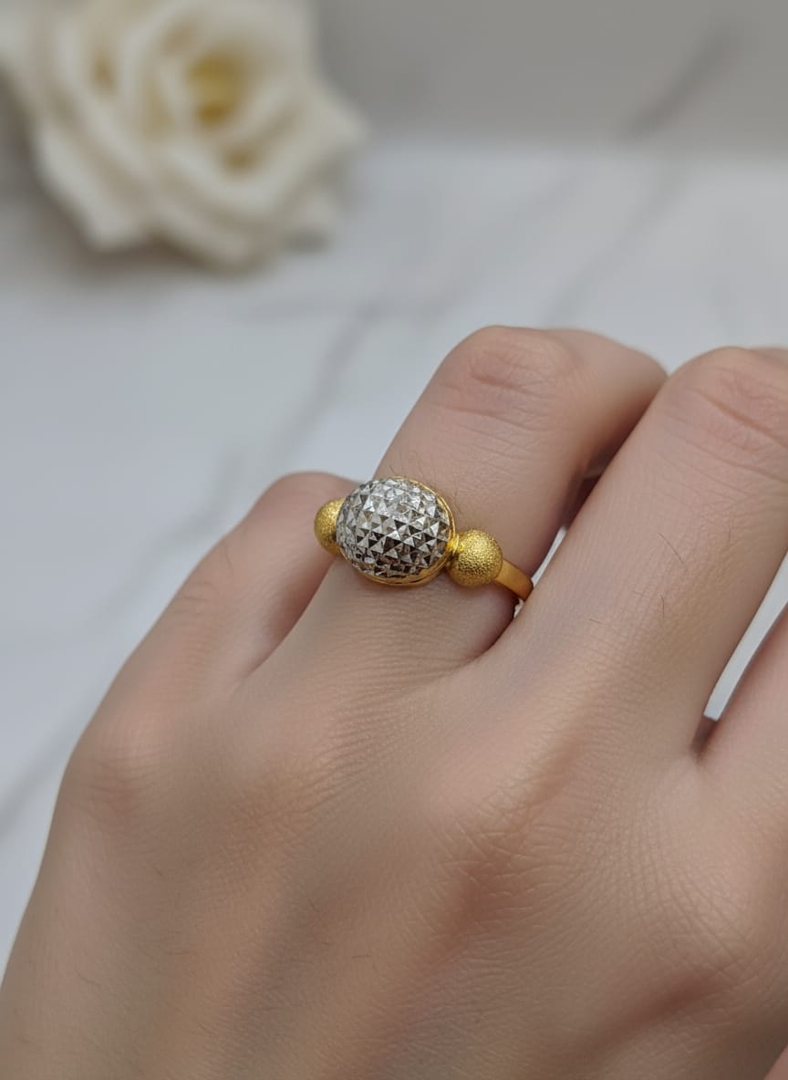 22 Karat Gold Center Ball Ring – 2.36g