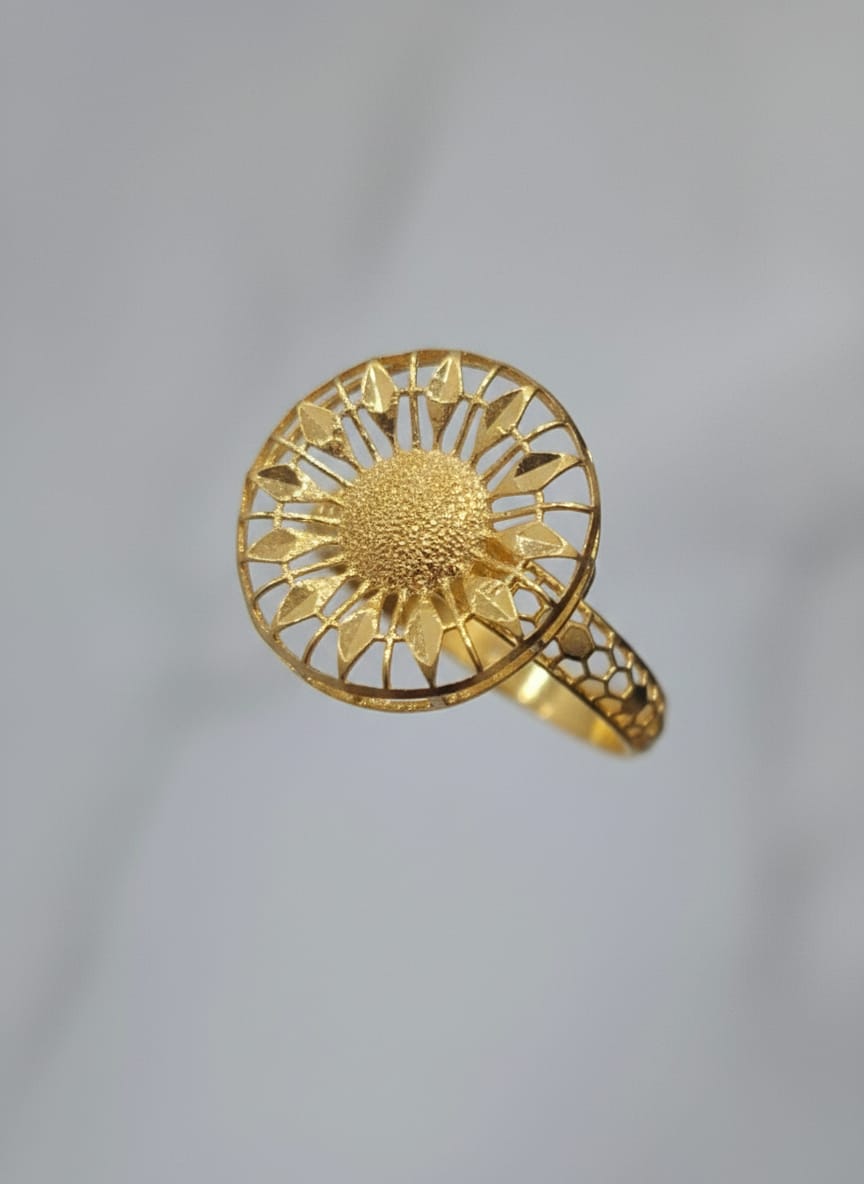 22 Karat Gold Sunburst Design Ring – 2.09g