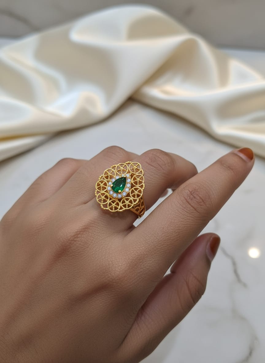 22 karat Gold GreenStone Filigree Ring-3.88g
