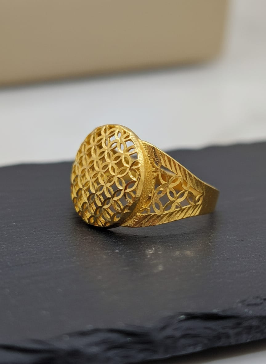 22 Karat Gold Pattern Oval Ring – 3.23g