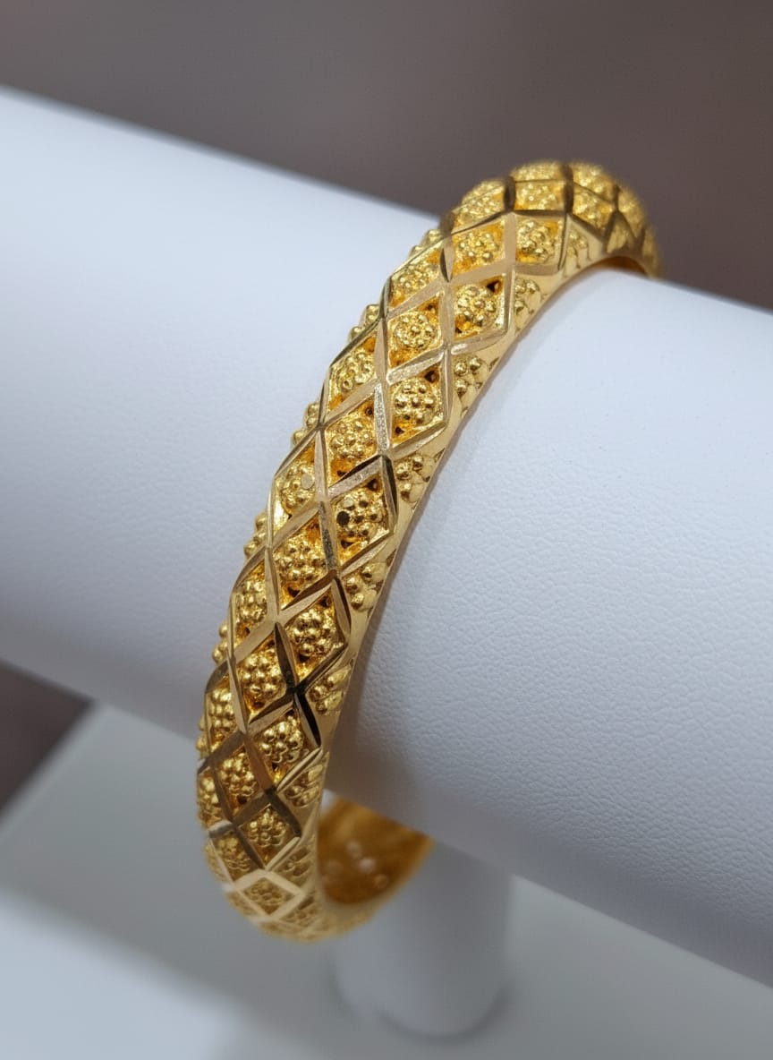 21 Karat Gold Textured Grid Bangle – 18.23g
