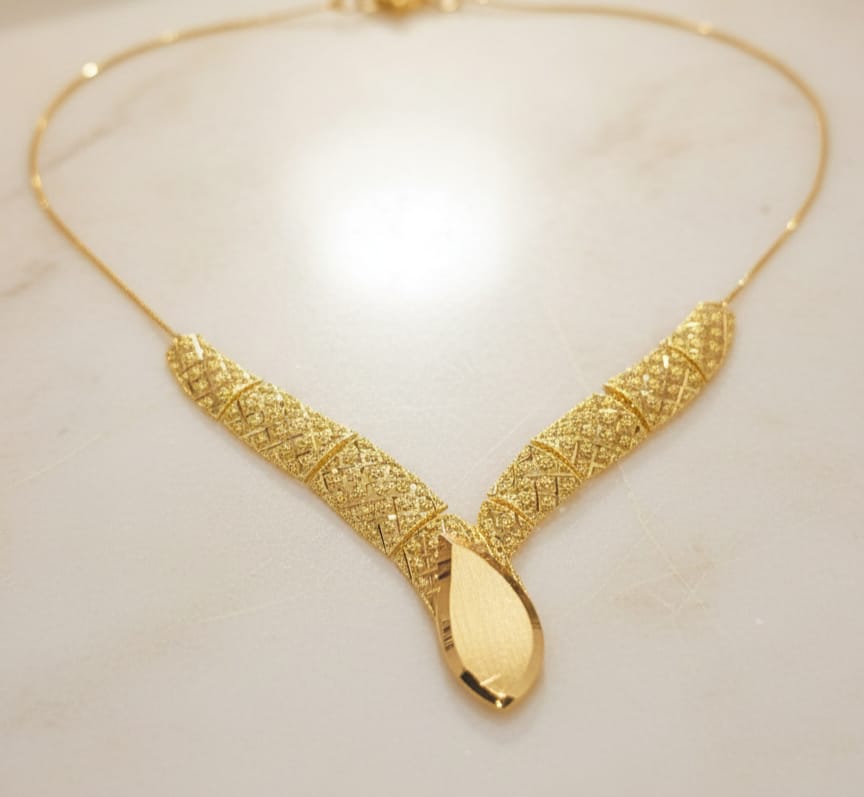 22K Gold Sculpted V Necklace – 9.93g