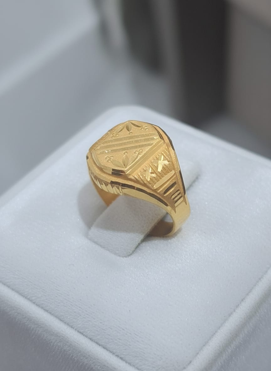 22 Karat Gold Engraved Signet Ring – 3.87g