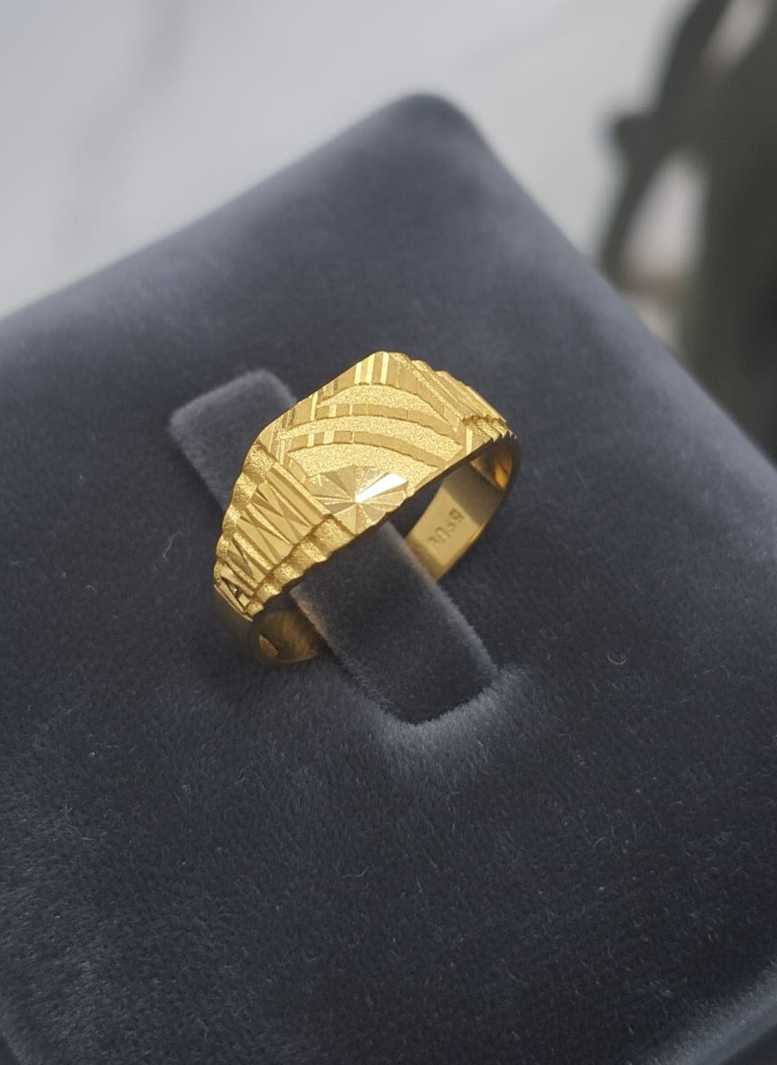 22 Karat Gold Textured Band Ring – 3.08g