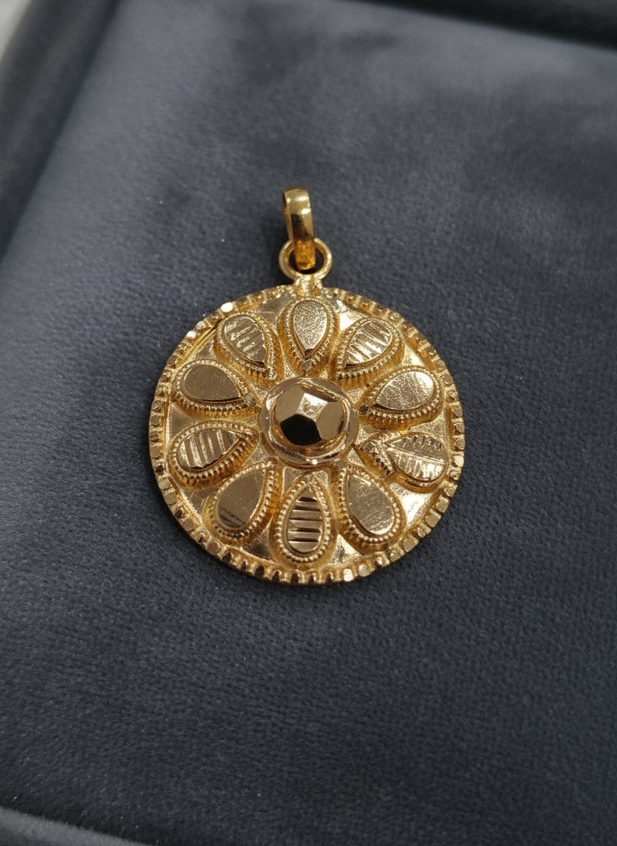 21K Gold Floral Medallion Pendant – 2.40g