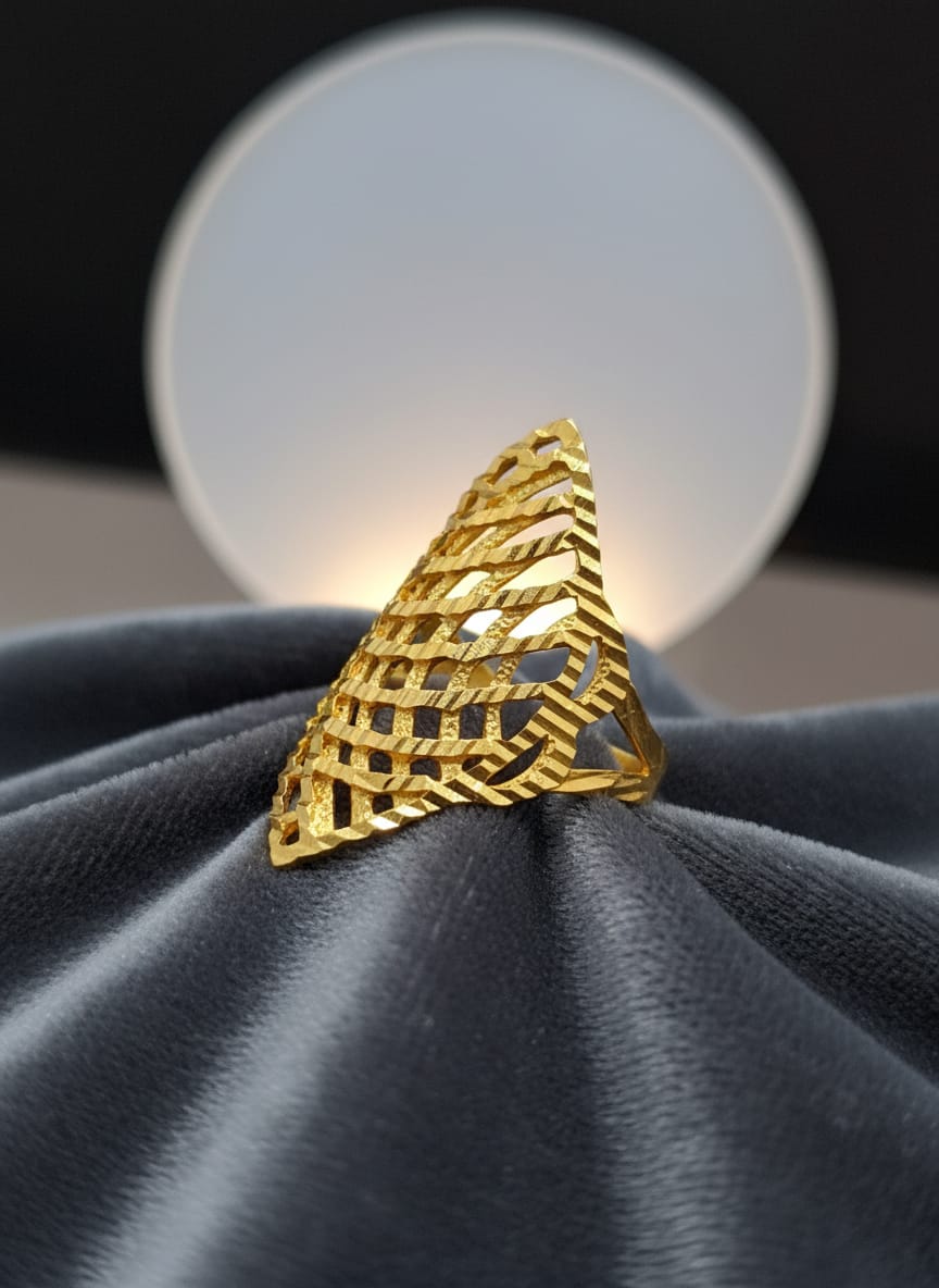 22 Karat Gold Openwork Pattern Ring – 4.4g