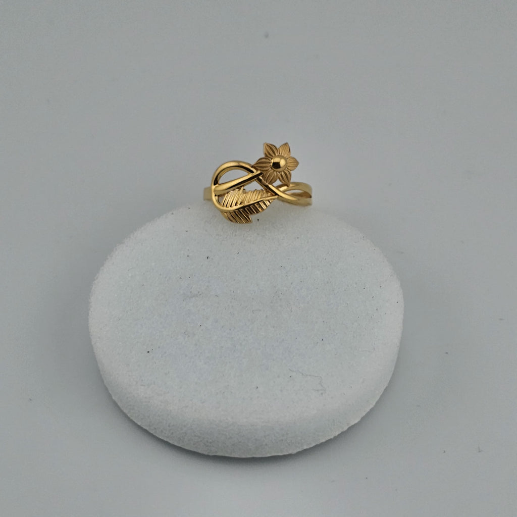 21Karat Gold Floral Leaf Ring – Size 15,  1.93g