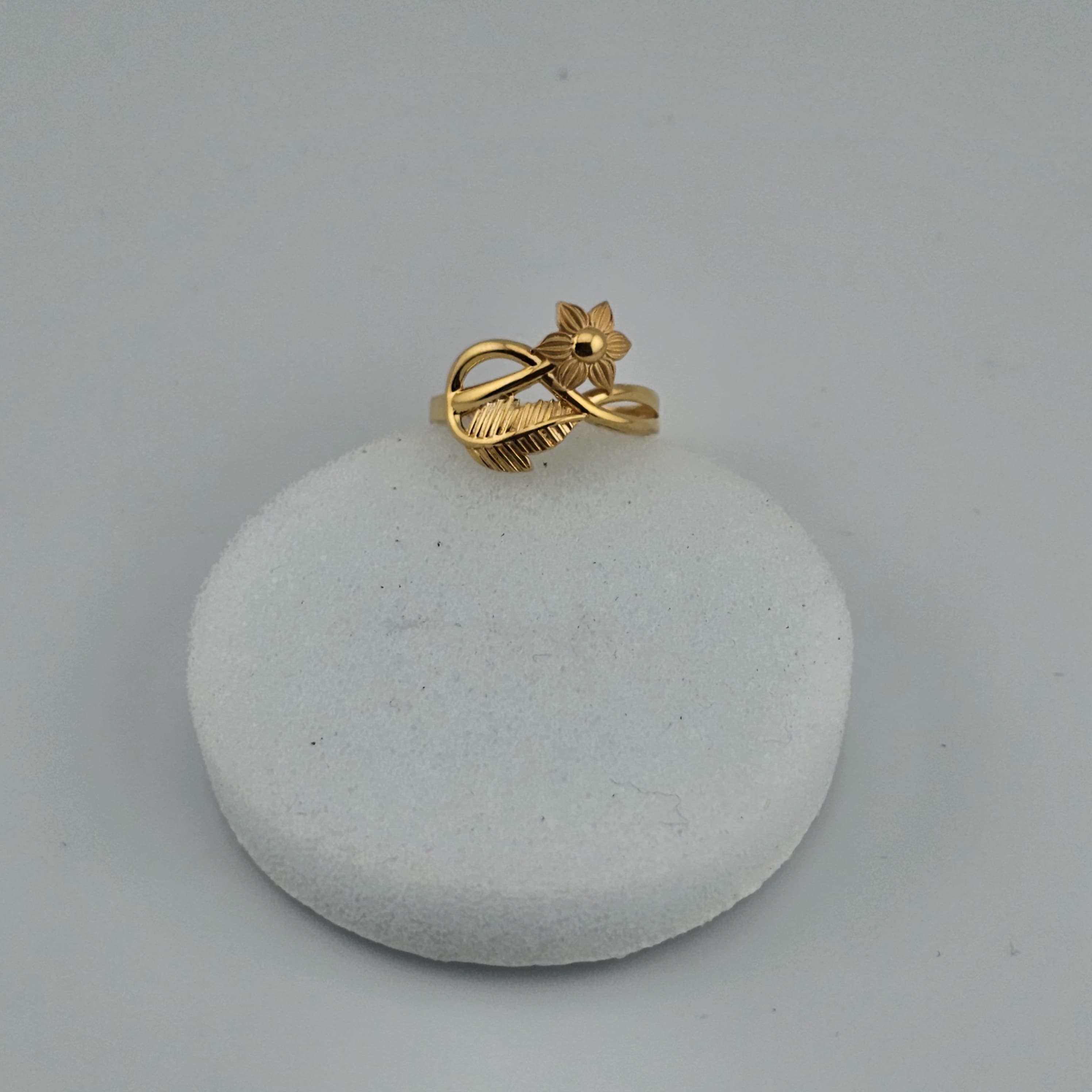 خاتم من الذهب عيار 21 قيراطًا على شكل أوراق شجر زهرية - مقاس 15، 1.93 غرام