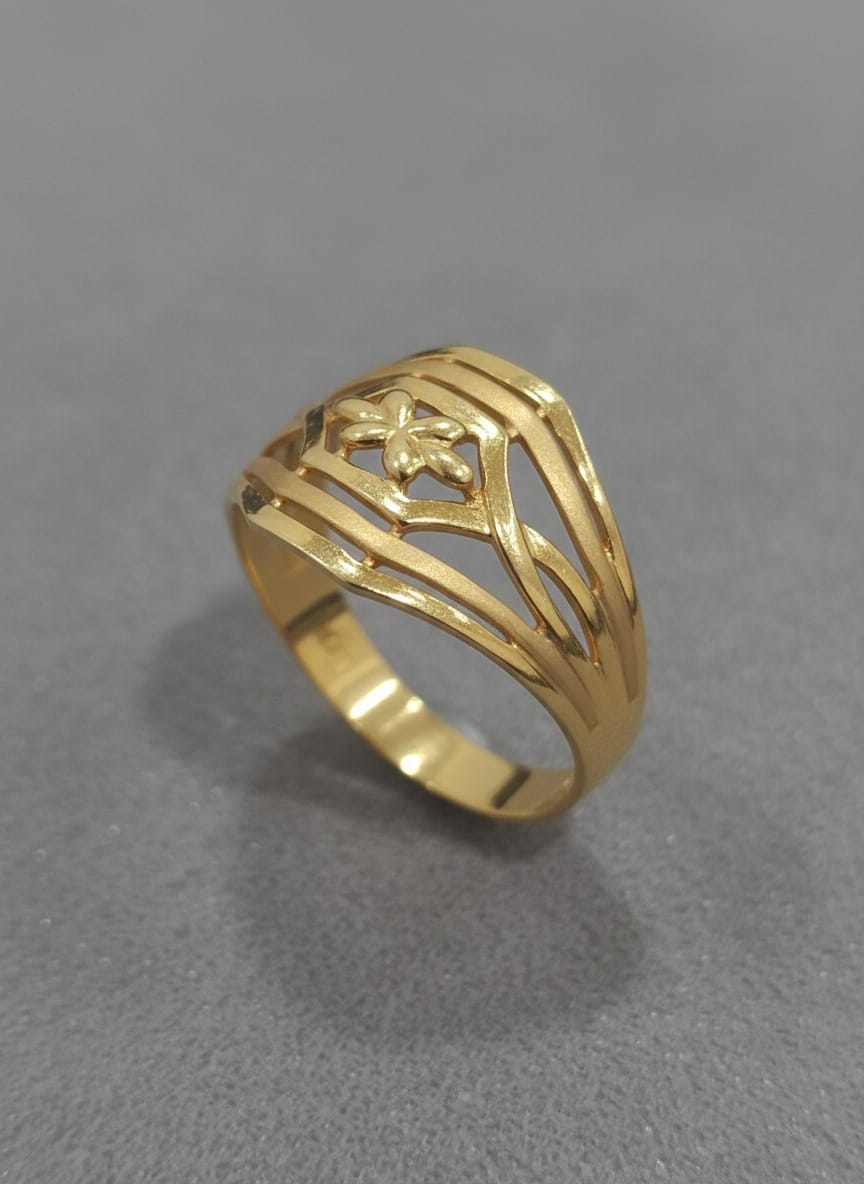 22 Karat Gold Floral Design Ring – 3.34g
