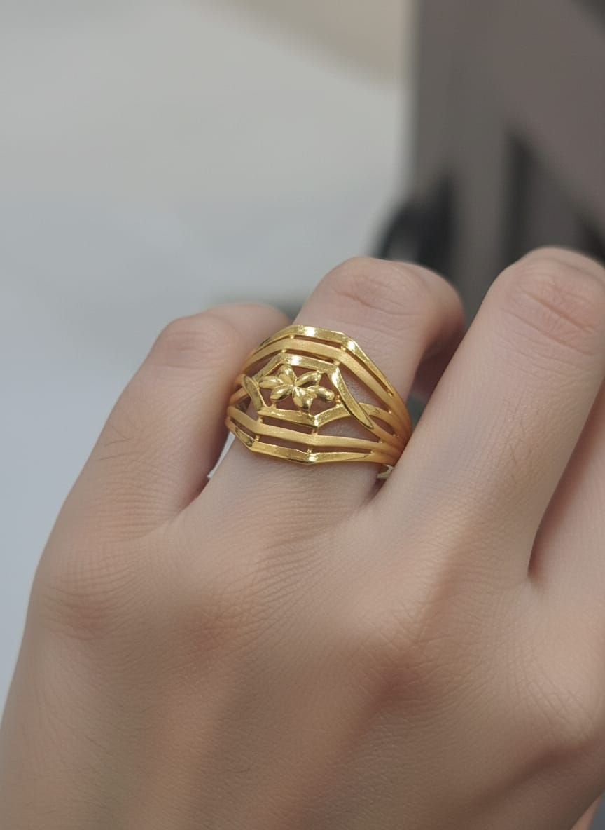 22 Karat Gold Floral Design Ring – 3.34g