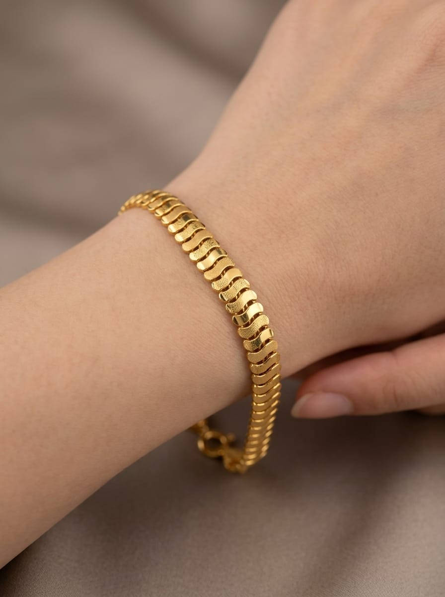 21 Karat Gold Wide Link Bracelet – 8.45g