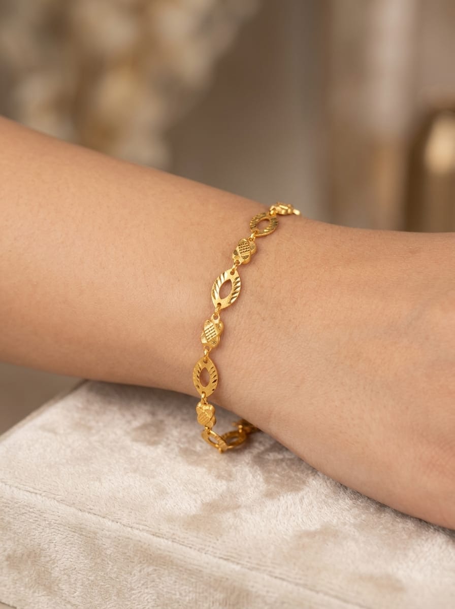 21 Karat Gold Leaf Link Bracelet – 2.31g
